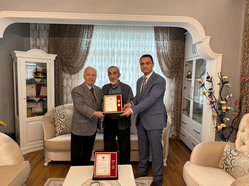 Sayın Kaymakamımız  ve Türk Silahlı Kuvvetlerini Güçlendirme Vakfı İstanbul Bölge Temsilcisi, Şehit Babası Sayın Mehmet Ali YENİ'yi ziyaret Etti. 