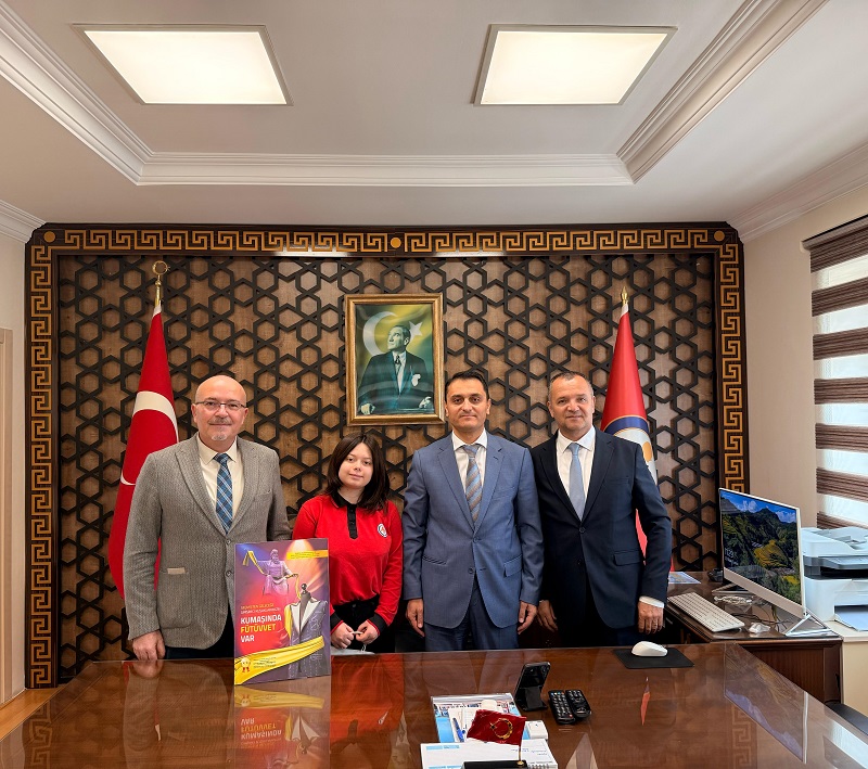 Girişimcilik ve Fütüvvet Konulu Afiş Yarışması  Türkiye 2'ncisi Zeynep Nisa DEĞİRMENCİ,  Öğretmeni ve Okul Müdürü  Sayın Kaymakamımızı Ziyaret Etti.